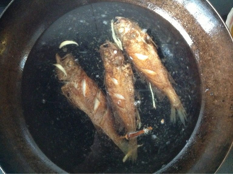 浓汤黄鱼,锅中倒入开水,盖上锅盖,煮5分钟。