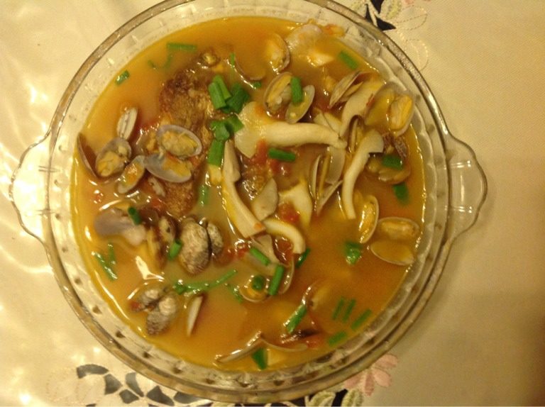 浓汤黄鱼,放鸡汁,盐调味,开锅后放入花蛤,等花蛤开口关火,撒胡椒粉及葱花装盘即可。