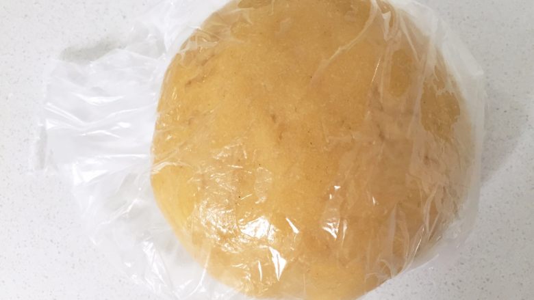 “小芽”月饼-适合三岁以上宝宝哦,用保鲜装好,放入冰箱冷藏20-30分钟