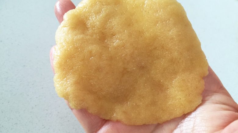 “小芽”月饼-适合三岁以上宝宝哦,取一份饼皮在手心按扁,可以压大一点,后面好操作一点
ps:饼皮容易裂开也没有关系,重新粘合就好