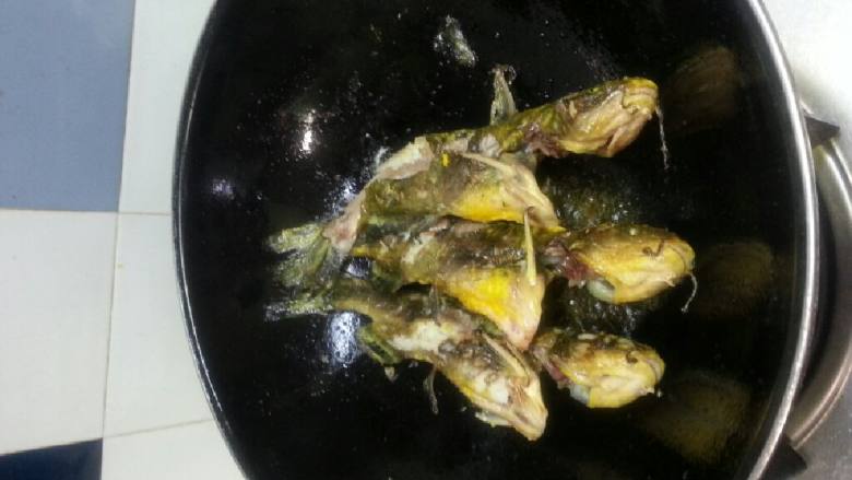 红烧(豆瓣)汪刺鱼,一面煎的略黄后再翻面,可试探性看后再全翻。翻后继续煎至发黄,期间可做下一步骤。