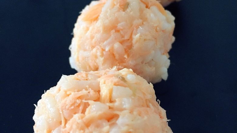 三文鱼饭团—给宝宝补充DHA的能量小饭团,将拌好的米饭,分成大小相同的小团,直接用手搓成球状就可以了。