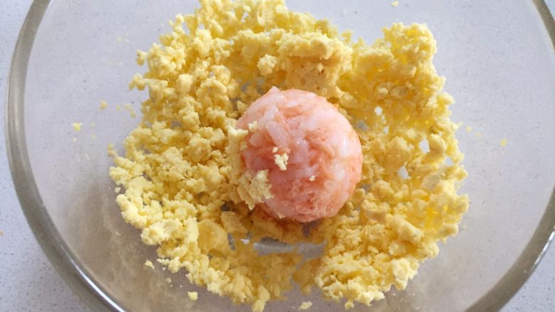 三文鱼饭团—给宝宝补充DHA的能量小饭团,将三文鱼饭团表面粘上蛋黄碎、胡萝卜碎和肉松,也可以让宝宝自己蘸取。