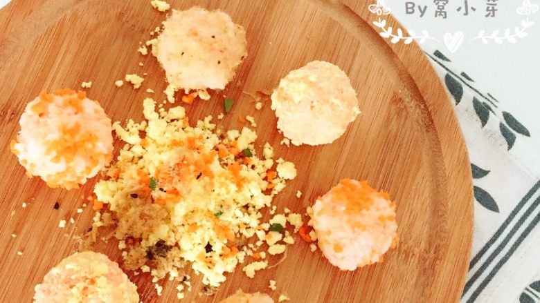 三文鱼饭团—给宝宝补充DHA的能量小饭团,三文鱼直接蒸着吃是非常棒的选择,可以将蒸完后的汤汁加点香菇简单调味后,直接淋在三文鱼上面,就可以端给宝宝享用啦!