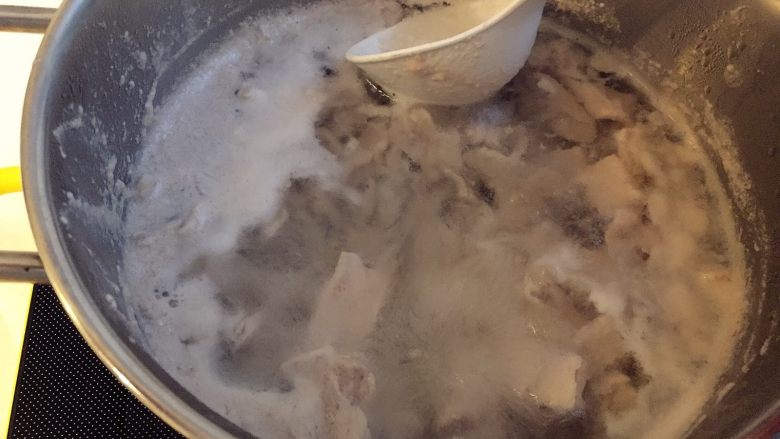 自制肉松—百搭肉松，好吃但要控制哦！8M,把里脊肉冷水下锅汆烫，撇去血沫。撇去表面血沫即可，汤可以留着..接着可用原汤也可以换水继续煮。
用高压锅，上汽后大约15分钟就差不多了。也可以用炖锅、铸铁锅等，大概1个小时左右，时间大家按照自身情况调整啊，原则就是最后要煮得酥烂，肉一捏就碎的程度。
ps: 一岁以上的宝宝，可以加入几片姜煮。