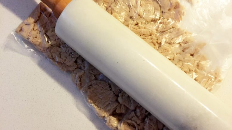 自制肉松—百搭肉松，好吃但要控制哦！8M,冷却差不多了，将肉放入保鲜袋，家里有厚的食品袋就更好，用擀面杖来回擀，把肉压碎。