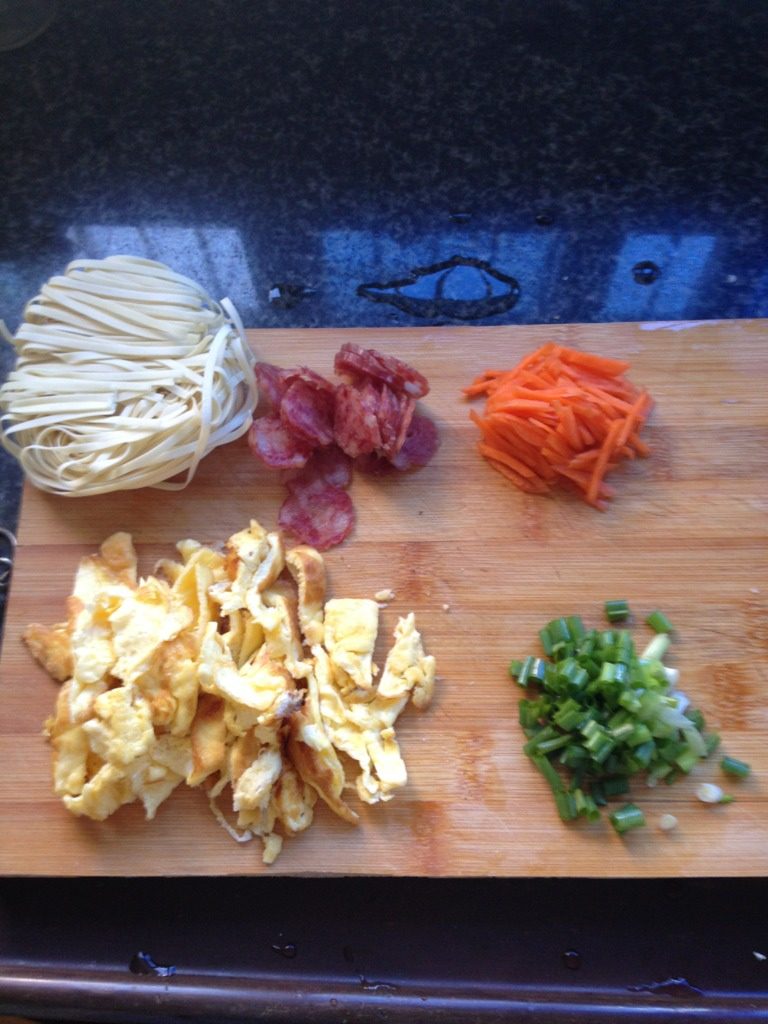 营养早餐面,将<a style='color:red;display:inline-block;' href='/shicai/ 25'>胡萝卜</a>切丝，<a style='color:red;display:inline-block;' href='/shicai/ 425'>香肠</a>切片，鸭<a style='color:red;display:inline-block;' href='/shicai/ 1108'>蛋</a>打散煎熟切丝，<a style='color:red;display:inline-block;' href='/shicai/ 3250'>葱</a>切细