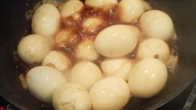 乡巴佬卤蛋,开锅后小火煮10分钟左右,连汤带鸡蛋倒入盆中,静放一晚,第二天再用温火煮开即可