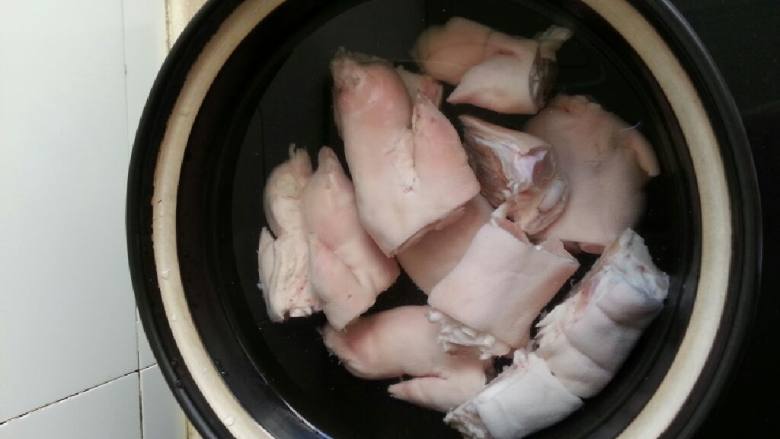 红烧猪脚,先把猪脚洗净切块，用清水泡会，再加冷水和泡好的猪脚一起下锅炒水，把炒好的猪脚捞出再放入开水里，期间放入<a style='color:red;display:inline-block;' href='/shicai/ 3250'>葱</a>，<a style='color:red;display:inline-block;' href='/shicai/ 37'>姜</a>，<a style='color:red;display:inline-block;' href='/shicai/ 710'>桂皮</a>，<a style='color:red;display:inline-block;' href='/shicai/ 741'>香叶</a>和辣椒一起用小火煮2小时。