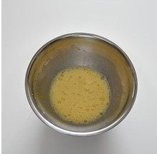 红豆牛奶大麦芬蛋糕,把黄油搅打至顺滑,往里加入糖,继续搅打至蓬松发白轻盈状。