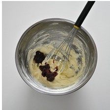 红豆牛奶大麦芬蛋糕,往里加入红豆馅,拌匀。