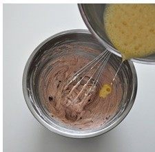 红豆牛奶大麦芬蛋糕,往里一点点倒入打散的蛋液,每次都彻底搅打均匀。