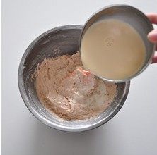 红豆牛奶大麦芬蛋糕,分几次往里倒入无糖炼乳,每次都拌匀。