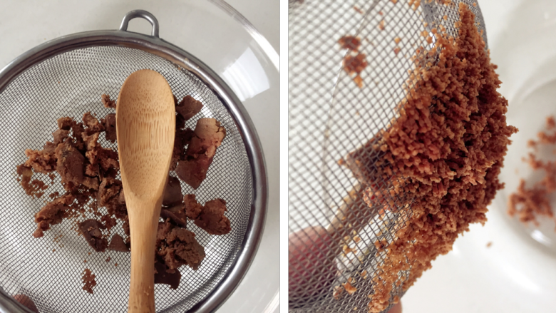 鸡肝芝麻小饼—换种口味,12M ,放入筛网中碾碎,鸡肝不要全部放入,一点一点放入,然后用勺子碾压,鸡肝碎就会从筛孔中跑出来,如右边图片所示,很建议大家这样做鸡肝泥,到这一步,就可以给8个月的小宝宝吃。
ps:用搅拌机等也都可以哈,看妈妈们自己习惯。