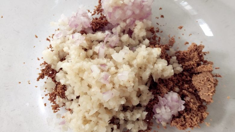 鸡肝芝麻小饼—换种口味,12M ,将莲藕洋葱碎,加入鸡肝泥中搅拌均匀