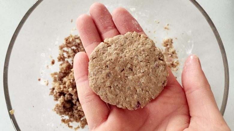 鸡肝芝麻小饼—换种口味，12M ,用手搓圆，然后压成一个小圆饼，压结实一点哈。小饼尽量薄一点，不要太厚。