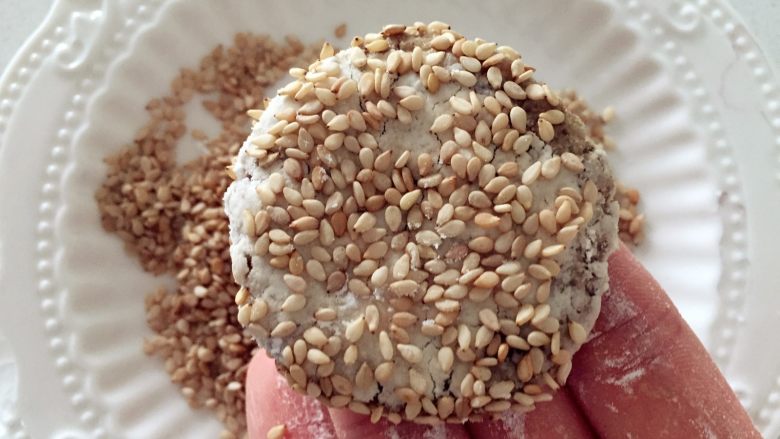鸡肝芝麻小饼—换种口味,12M ,再在芝麻中滚一圈,然后静置3分钟左右,让表面淀粉吸收水分更好粘合芝麻。
