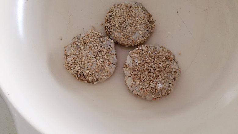 鸡肝芝麻小饼—换种口味,12M ,热锅冷油,放入芝麻鸡肝小饼,用小火慢慢煎,煎2-3钟左右可翻面。借助锅铲慢慢翻,翻的过程中容易散,所以这一步大家要小心,等小饼充分凝固再翻面,翻面后继续煎2-3分钟左右。
ps: 一定要热好锅哈!
