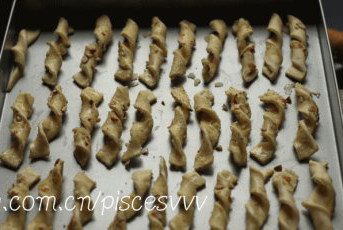 杏仁酥条,将分割好的长条拧成螺旋状,排入烤盘