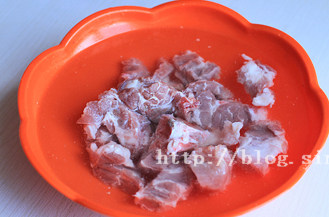 微波南乳排骨,<a style='color:red;display:inline-block;' href='/shicai/ 434'>排骨</a>切块,用清水浸泡5分钟,将泡出的血水倒掉,并充分冲淋