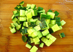 虾仁干蛋炒饭,<a style='color:red;display:inline-block;' href='/shicai/ 71457'>虾仁干</a>、<a style='color:red;display:inline-block;' href='/shicai/ 603'>葡萄干</a>分别洗净泡发，<a style='color:red;display:inline-block;' href='/shicai/ 54'>黄瓜</a>切成丁