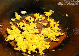 虾仁干蛋炒饭,锅中加适量油，油热后，倒入<a style='color:red;display:inline-block;' href='/shicai/ 9'>鸡蛋</a>液，快速划散，盛出备用