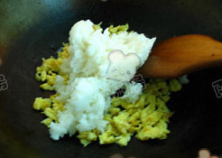 虾仁干蛋炒饭,重新倒入炒熟的鸡蛋，加入米饭翻炒