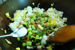 虾仁干蛋炒饭,米饭散开后，加入黄瓜虾仁，加适量盐调味