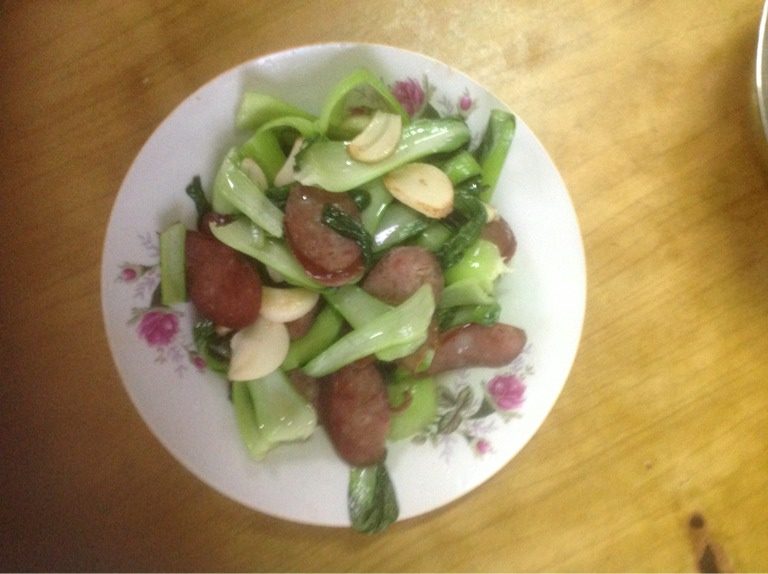 红肠炒菜心