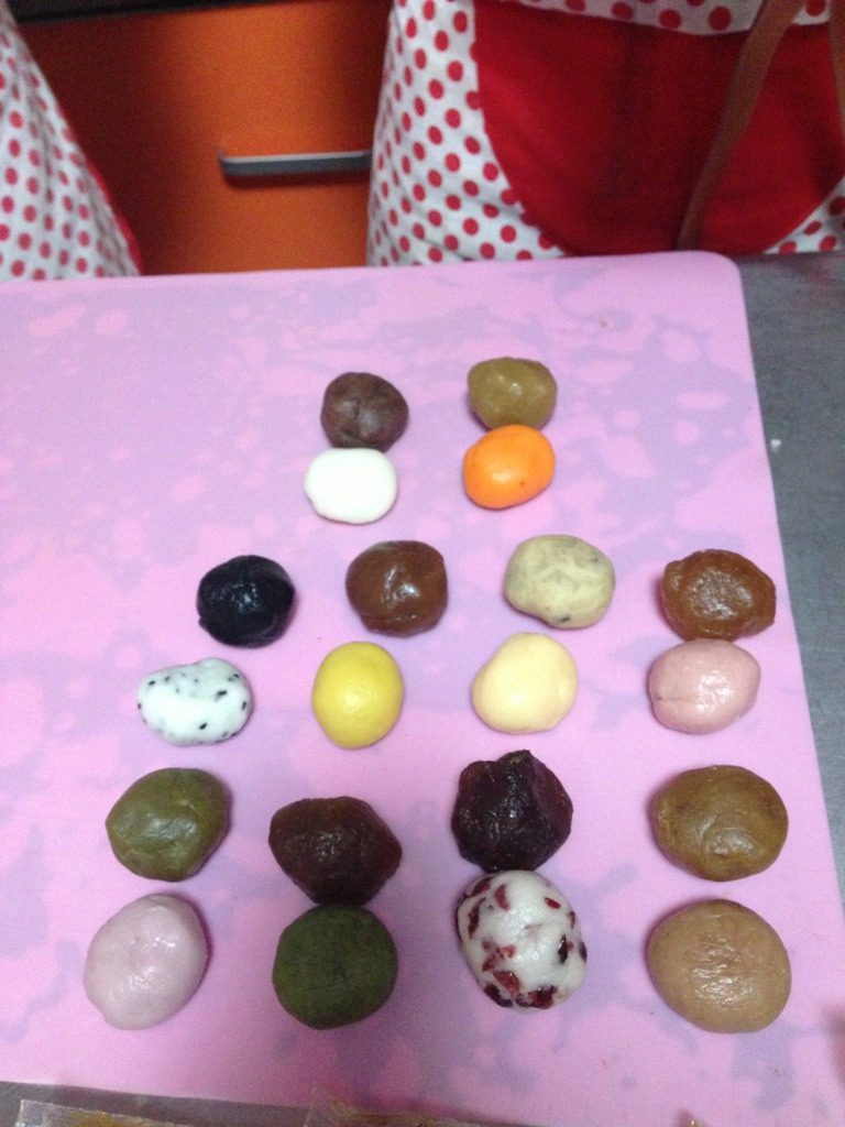 冰皮月饼,每个冰皮粉可以用不同的(南瓜 蓝莓 抹茶 巧克力等各种味道粉)揉匀 搭配不同口味馅(红豆 金桔 芝麻 云豆等)