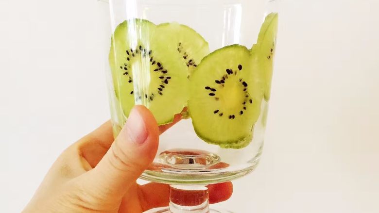 有些“杯壁”的酸奶们,贴
把水果薄片紧贴在杯壁里面