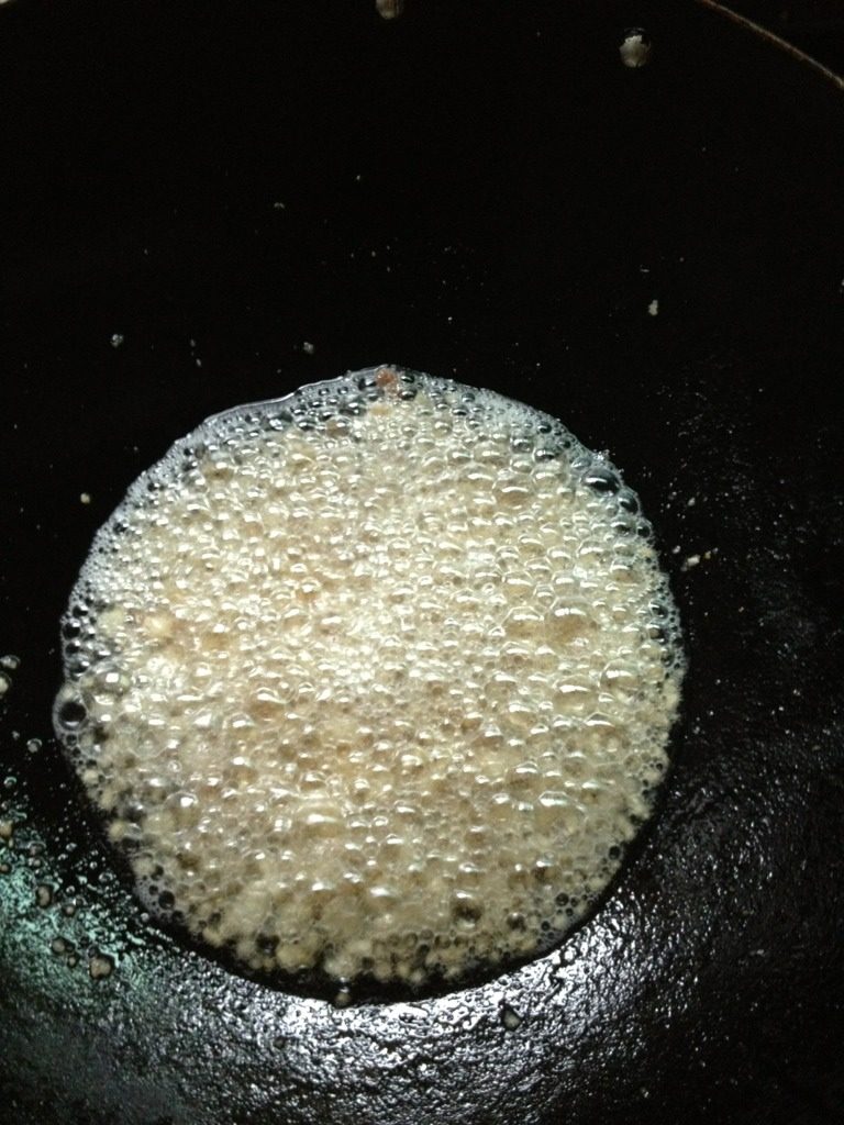 脆臊蒸蛋,锅内不放油,把肥肉放进煸炒,待出油