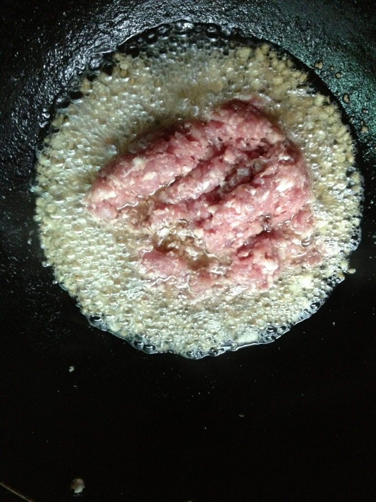 脆臊蒸蛋,肥肉里的油都煸炒出来了就倒入痩肉,不停的翻炒
