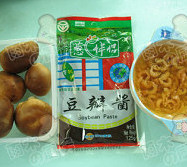 香菇虾仁炸酱面,<a style='color:red;display:inline-block;' href='/shicai/ 10783'>切面</a>煮熟过适量冷水备用,虾仁用水泡发，约半个小时
