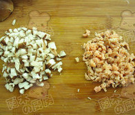 香菇虾仁炸酱面,<a style='color:red;display:inline-block;' href='/shicai/ 230'>香菇</a>和虾仁分别切成小碎丁