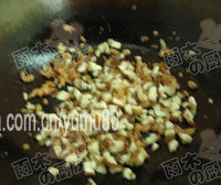 香菇虾仁炸酱面,加入香菇碎，翻炒变软，变干