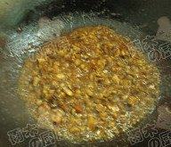 香菇虾仁炸酱面,加入少量的水,加入2勺豆辨酱，翻拌均匀，煮开后关火