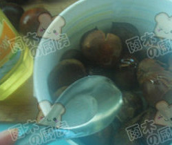 微波蜂蜜开口栗,取出趁热加入1大勺<a style='color:red;display:inline-block;' href='/shicai/ 865'>蜂蜜</a>,搅拌均匀