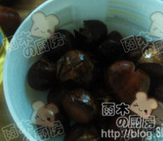 微波蜂蜜开口栗,盖好盖子,再次微波高火4分钟左右