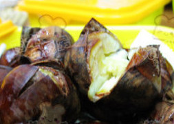 微波蜂蜜开口栗,如果熟了就拿出来晾去表面的水份,再食用