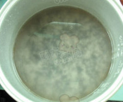 红枣黑米饭,<a style='color:red;display:inline-block;' href='/shicai/ 496'>黑米</a>洗净，用清水浸泡一晚，<a style='color:red;display:inline-block;' href='/shicai/ 492'>大米</a>洗净，将浸泡好的<a style='color:red;display:inline-block;' href='/shicai/ 496'>黑米</a>（连同泡米的水）和<a style='color:red;display:inline-block;' href='/shicai/ 492'>大米</a>一起放入电饭煲中煮饭