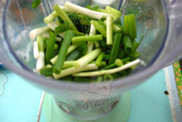 葱汁鸡蛋饼,小葱洗净,切成小段,加适量盐,稍加点<a style='color:red;display:inline-block;' href='/shicai/ 156925'>水</a>用打汁机打成泥