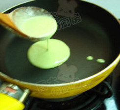 葱汁鸡蛋饼,不粘平底锅加热,抬高勺子,往下倒,面糊从中心向四周散开,形成圆形