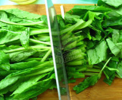 香辣白菜豆腐煲,<a style='color:red;display:inline-block;' href='/shicai/ 112'>小白菜</a>洗净,切1寸长小段