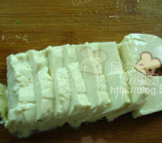 香辣白菜豆腐煲,豆腐切片,1厘米厚