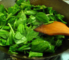 香辣白菜豆腐煲,锅炒热加入鸭油,倒入小白菜,翻炒至变软