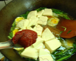 香辣白菜豆腐煲,加入荷包蛋和豆腐,加入1勺<a style='color:red;display:inline-block;' href='/shicai/ 5035'>辣酱</a>