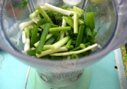 葱汁饼,小葱洗净,切成小段,加适量盐,稍加点<a style='color:red;display:inline-block;' href='/shicai/ 156925'>水</a>用打汁机打成泥