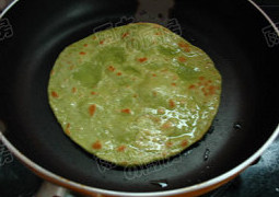 葱汁饼,中小火慢慢煎,表面变色时,刷上一层油,翻个面再煎,煎到饼面有很多鼓泡时,表面熟了