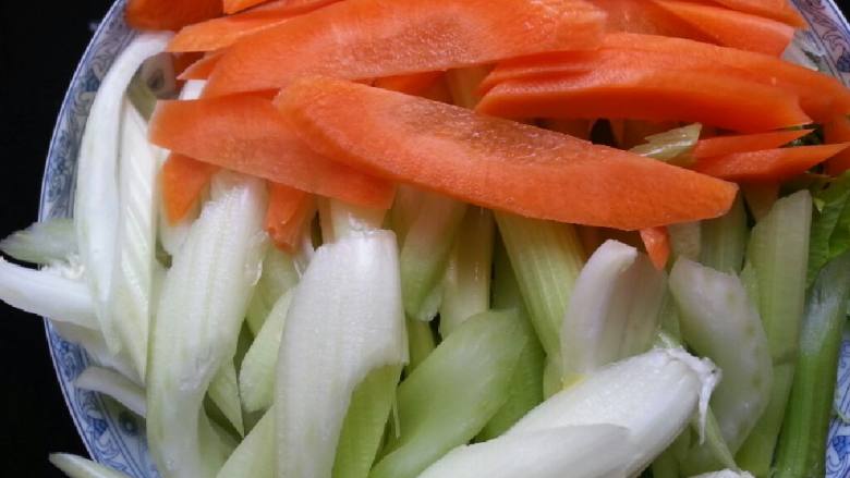 贝尖炒芹菜,把<a style='color:red;display:inline-block;' href='/shicai/ 125'>芹菜</a>，<a style='color:red;display:inline-block;' href='/shicai/ 25'>胡萝卜</a>洗净切片待用。